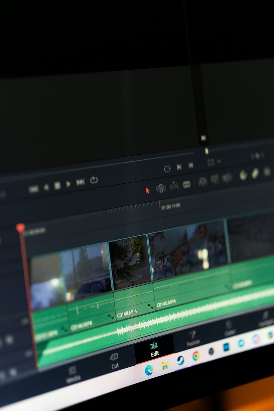 Computerbildschirm mit Zeitleiste und Benutzeroberfläche einer Videobearbeitungssoftware.